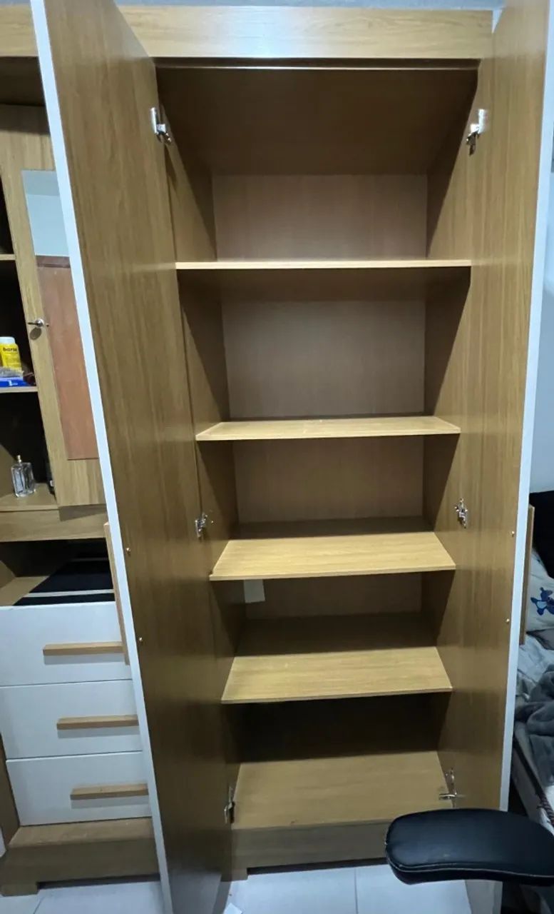 Guarda-roupa  4 portas e  3 gavetas