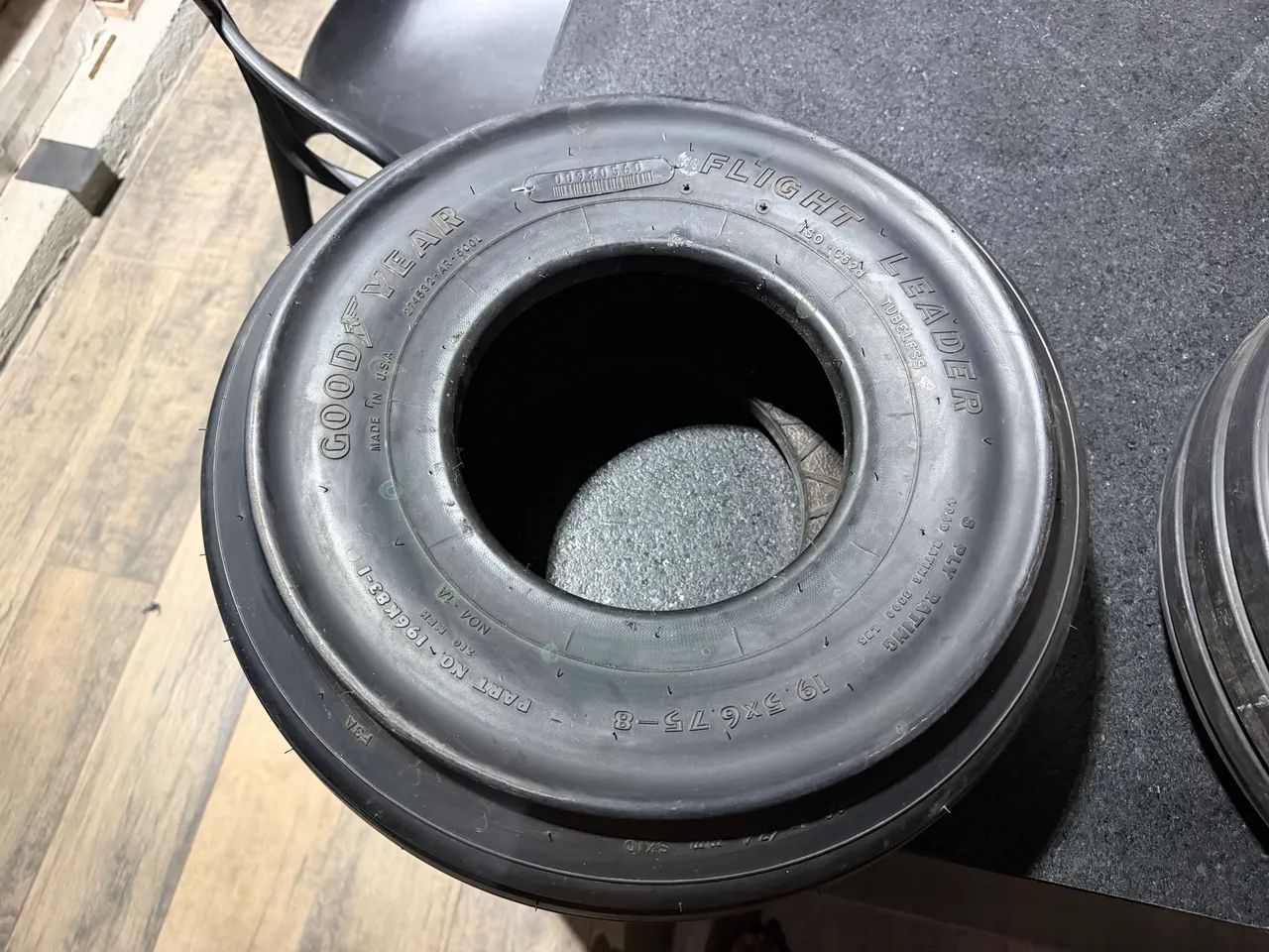 Vendo par de pneus Goodyear 19.5x6.75-8  - Foto 4