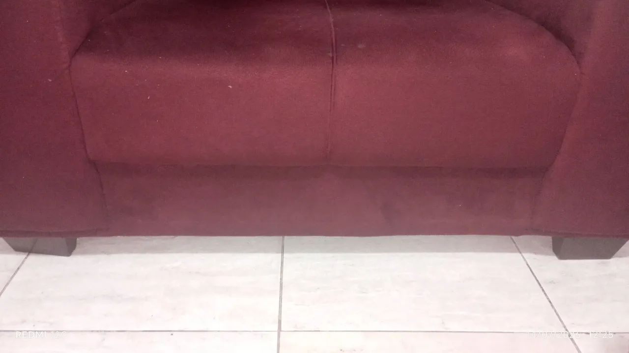 Sofá de dois lugares. 