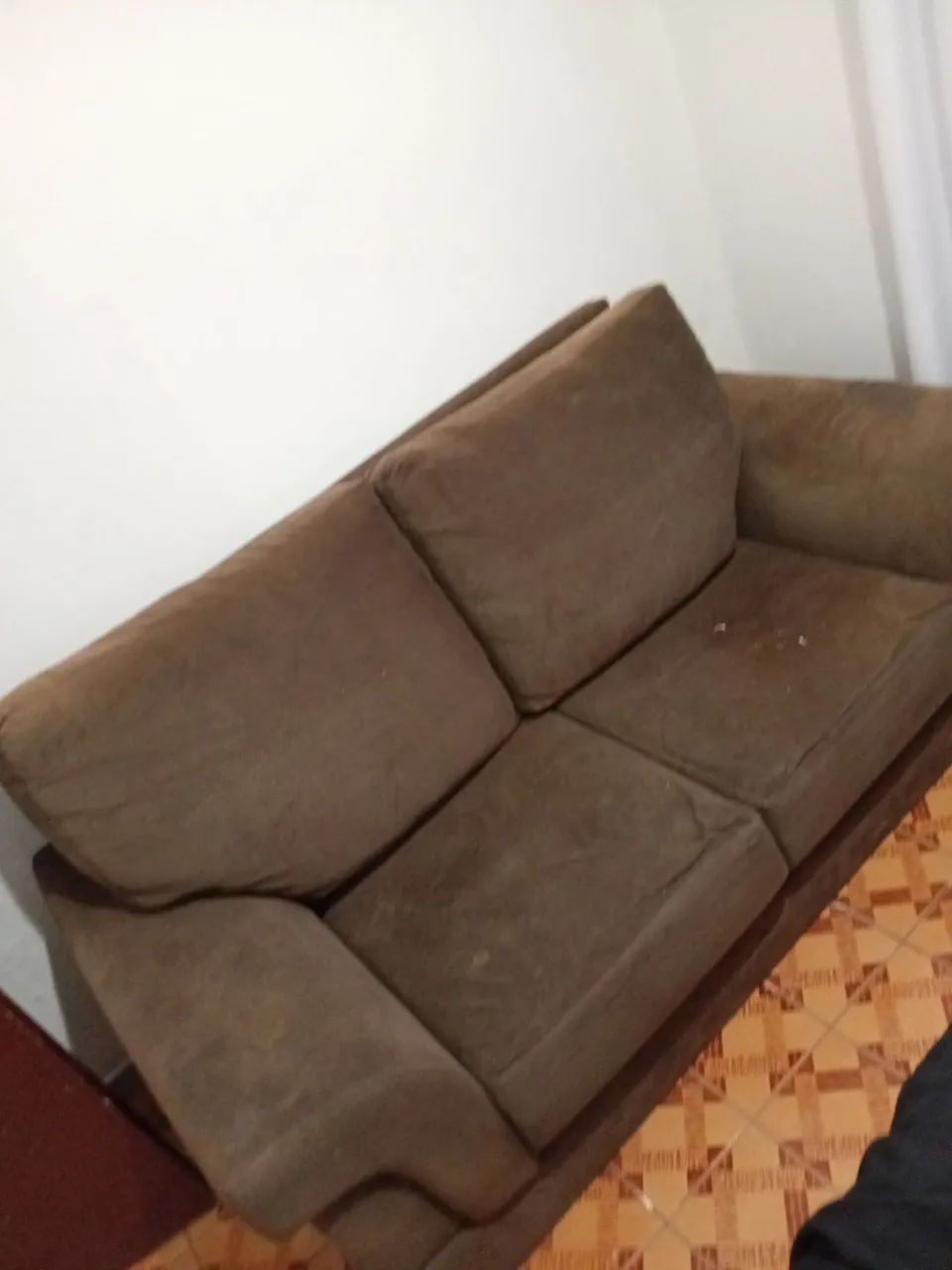 Sofá 2 lugares muito confortável, usado. 200 reais. Meu WhatsApp é *,  André 
