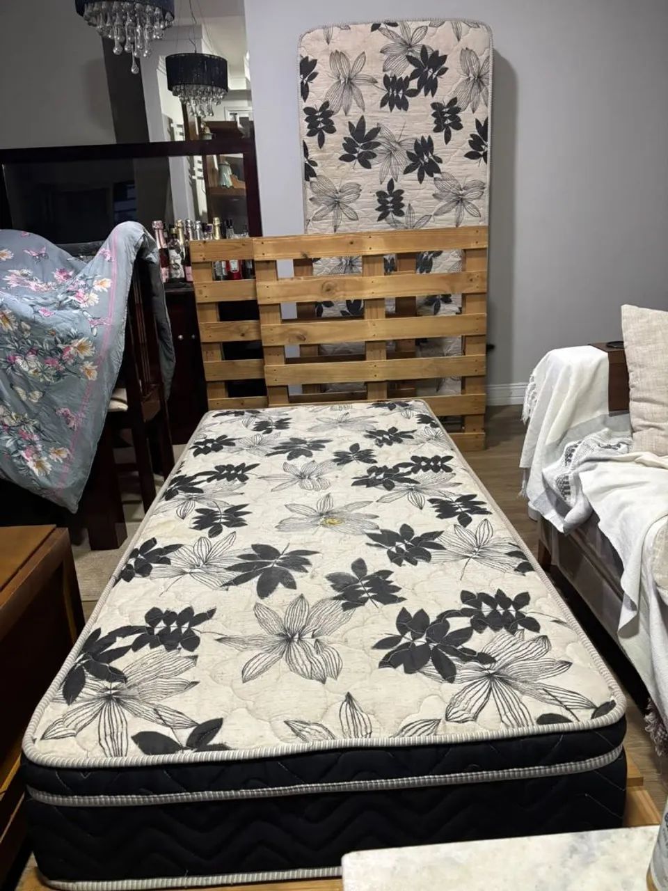 Cama de Pallets e colchão de solteiro - Foto 5