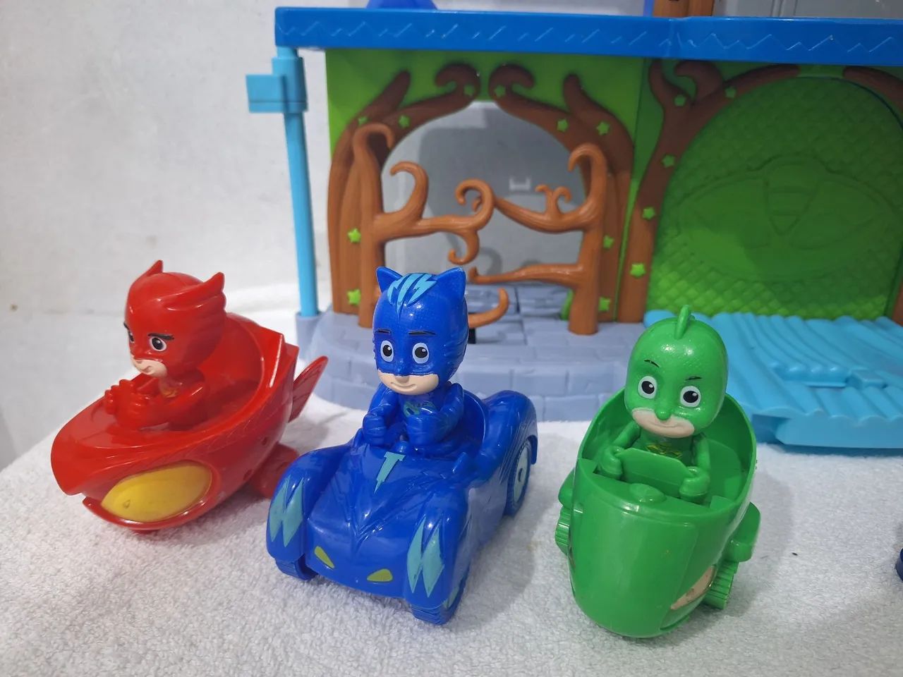 Casa quartel PJ Masks com luz som bonecos e carrinhos - Foto 3