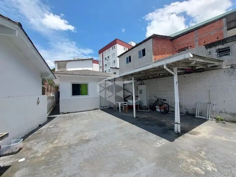 Casa para alugar - 1 Quarto e Sacada na Trindade 30 m²