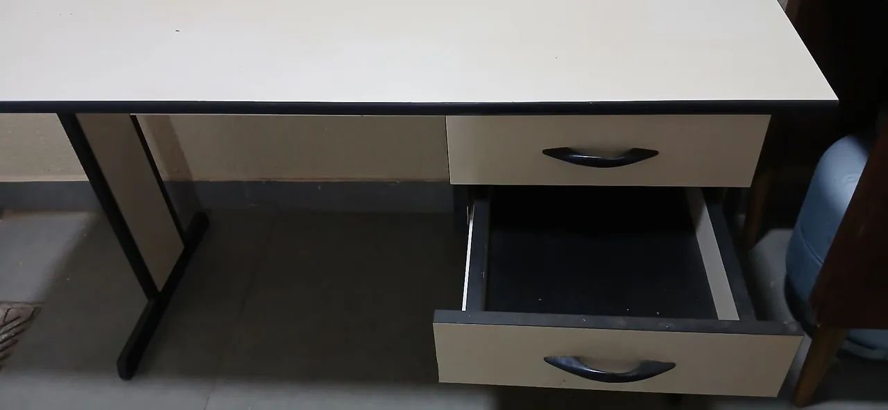 Mesa com gaveta ,perfeito estado R$ 200,00  - Foto 3
