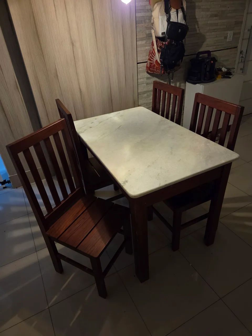 Mesa e cadeiras em madeira maciça e tampo de mármore 