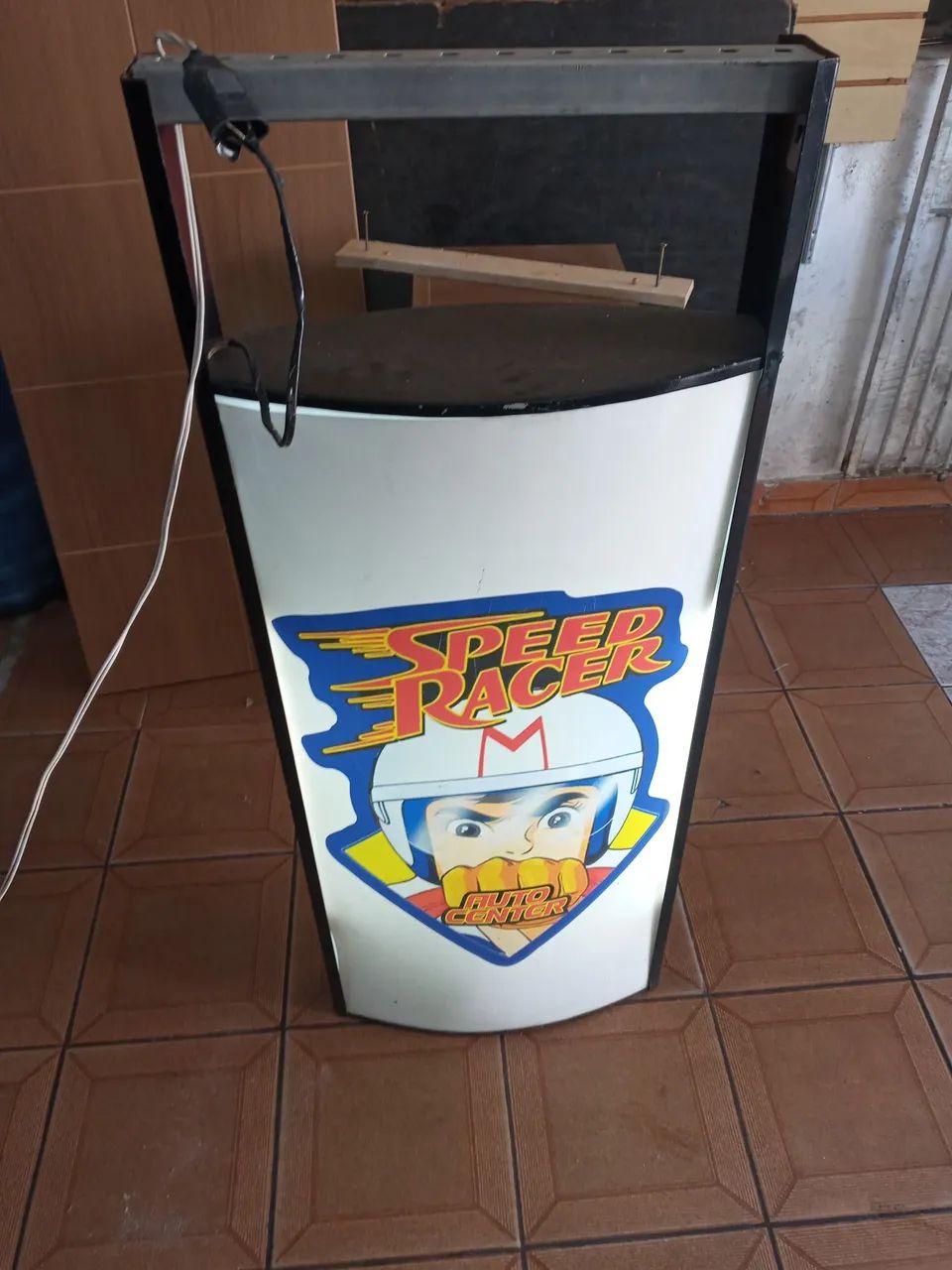 Painel de divulgação, fachada com iluminação 