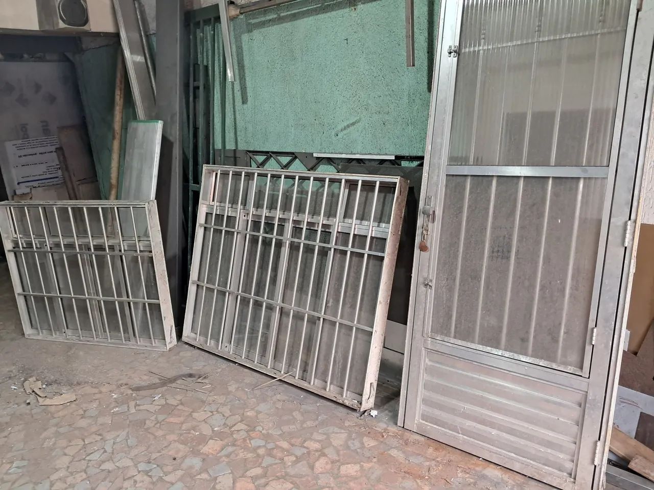 Uma porta duas janelas