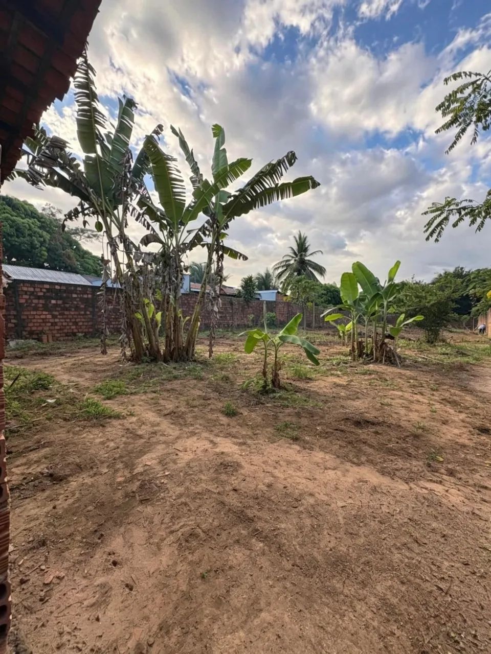 VENDO CASA COM TERRENO AMPLO - Foto 2