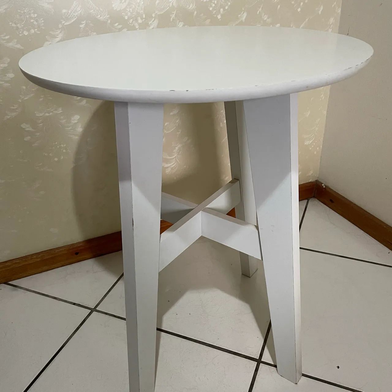 Mesa de canto branca redonda 