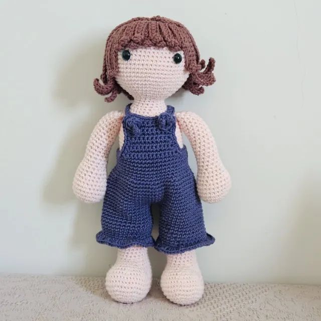 Boneca de Crochê com Roupas para Trocar - Foto 4
