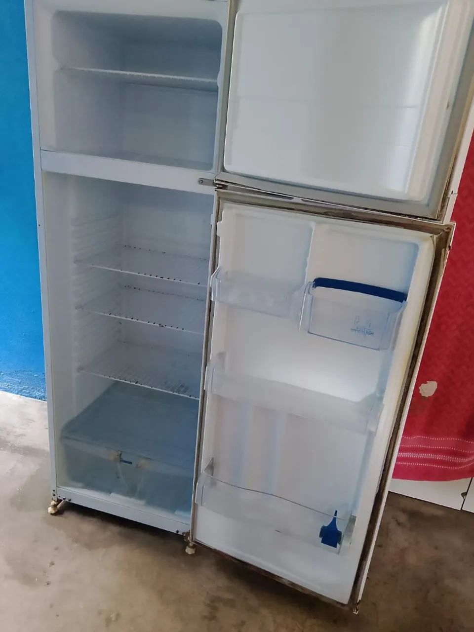 Vendo geladeira funcionando perfeitamente apenas algumas marcas de uso  - Foto 2