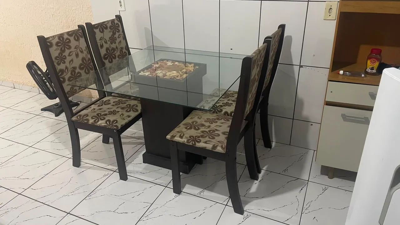 MESA DE VIDRO COM 4 CADEIRAS 