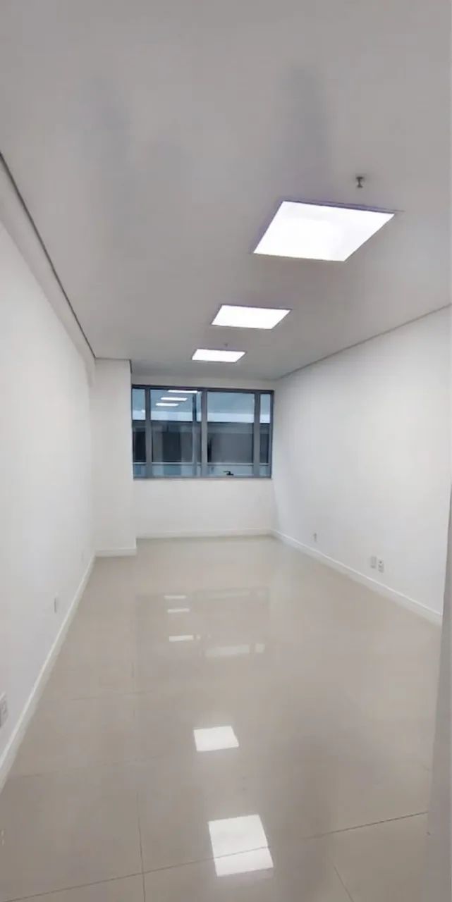 Sala Comercial Pronta para Uso no Square SC | 26m² de Sofisticação e Praticidade