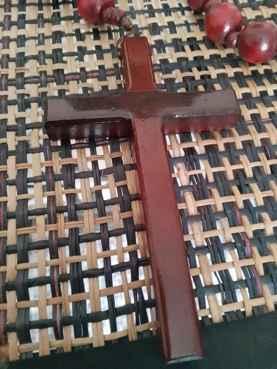 Terço Religioso em Madeira - Artesanal, Contas Vermelhas - Foto 2