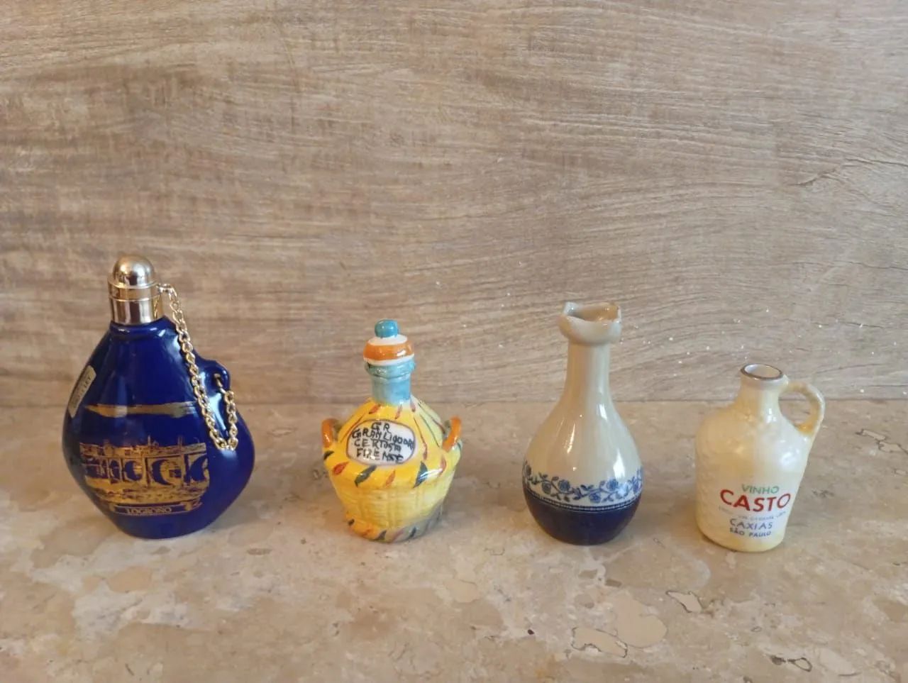 4 mini garrafinhas de bebidas colecionáveis.