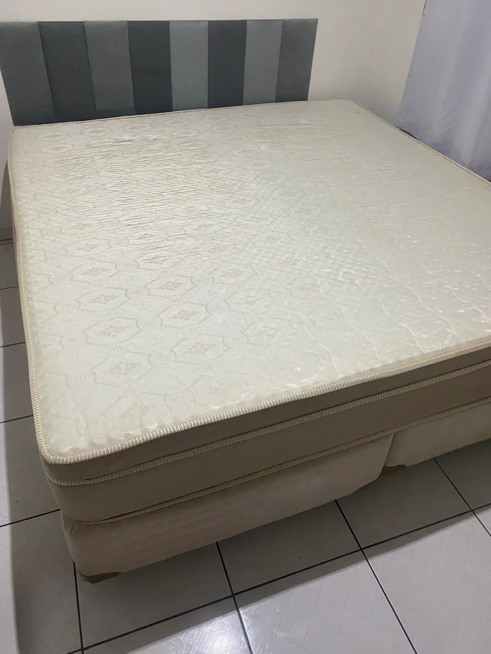Cama king e mesa com 4 cadeiras  - Foto 4