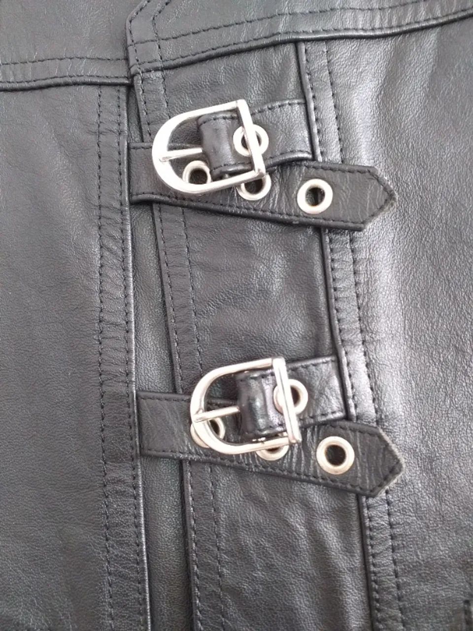 Colete em Couro Legítimo com Rebites e Patch nas Costas Metal Extremo - Foto 3