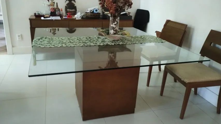 Mesa de jantar com base de madeira e tampo de vidro