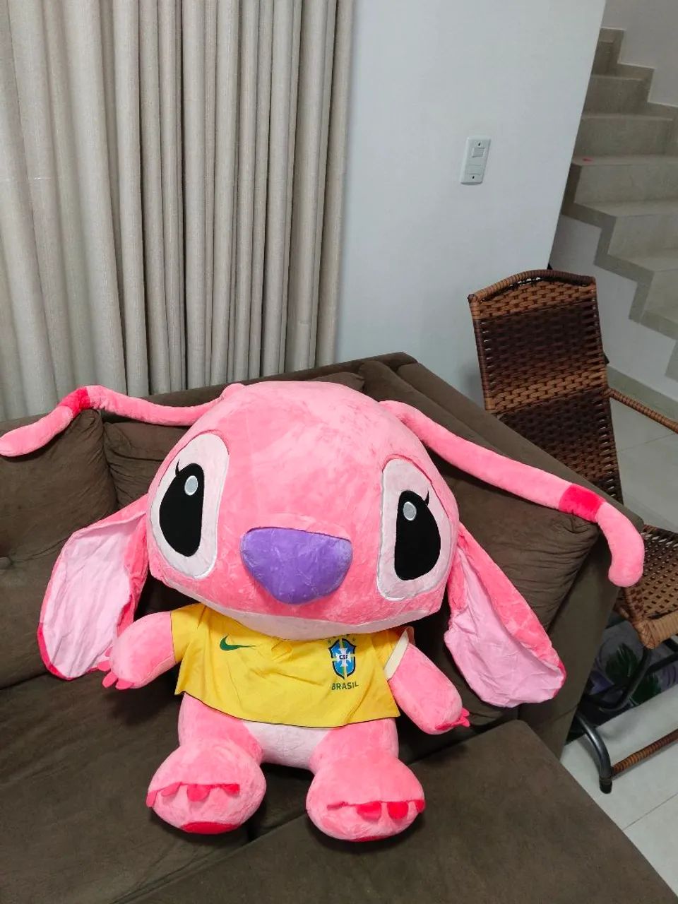Vendo pelúcia gigante Lilo Stitch rosa em clima de copa com camisa da seleção brasileira  - Foto 3