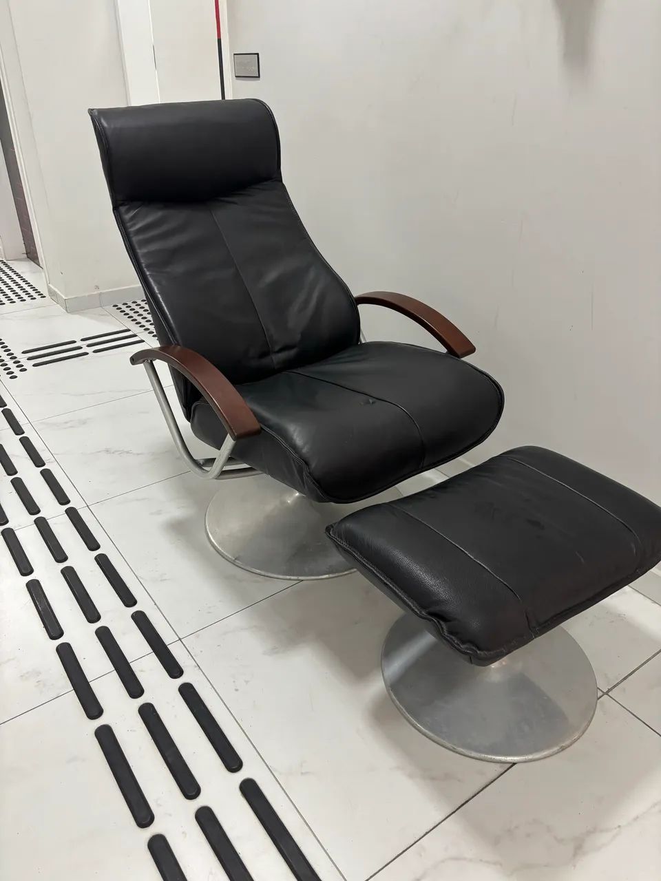 Poltrona de Couro, Reclinável e muito Confortável 