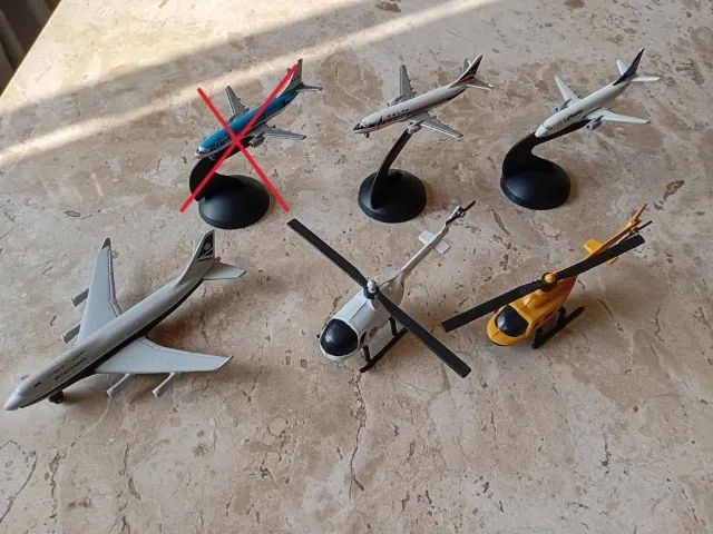 Coleção de aviões e helicópteros em miniatura
