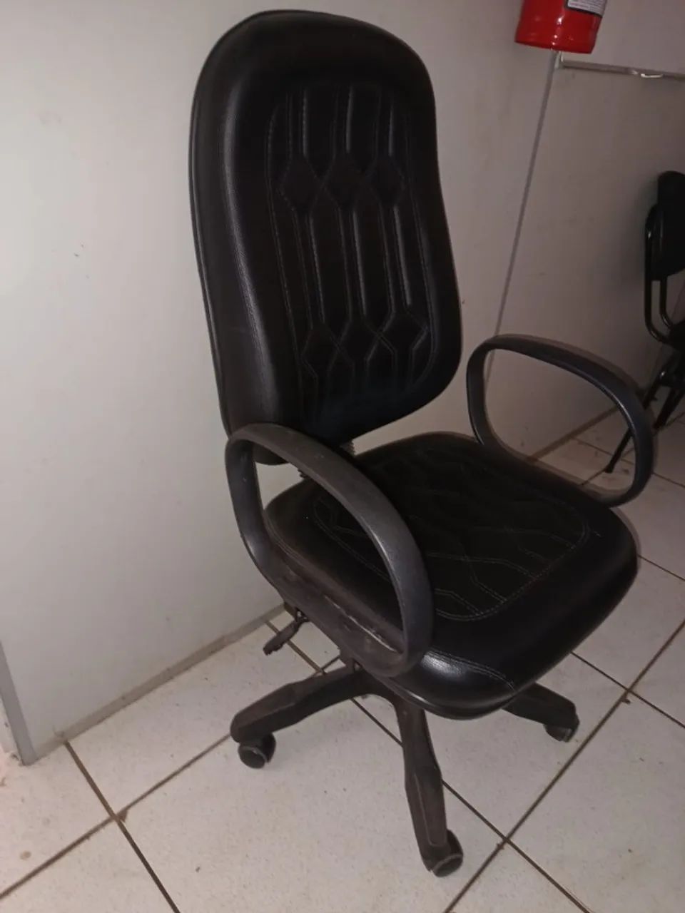 Cadeira Presidente com Rodinhas em Ótimas Condições - Não Entrego. - Foto 2