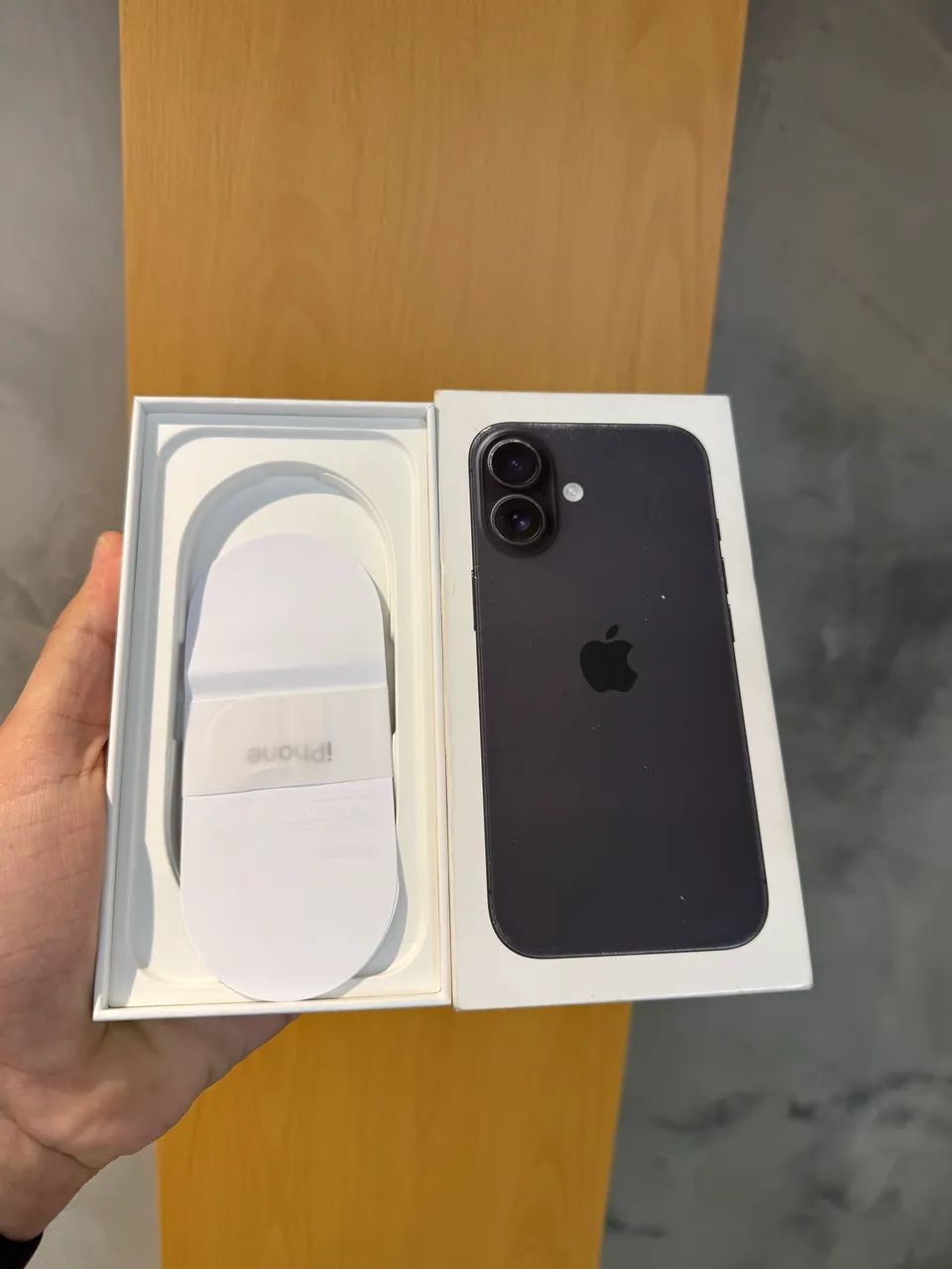 Caixa iPhone 16 128GB/256GB  Preto 