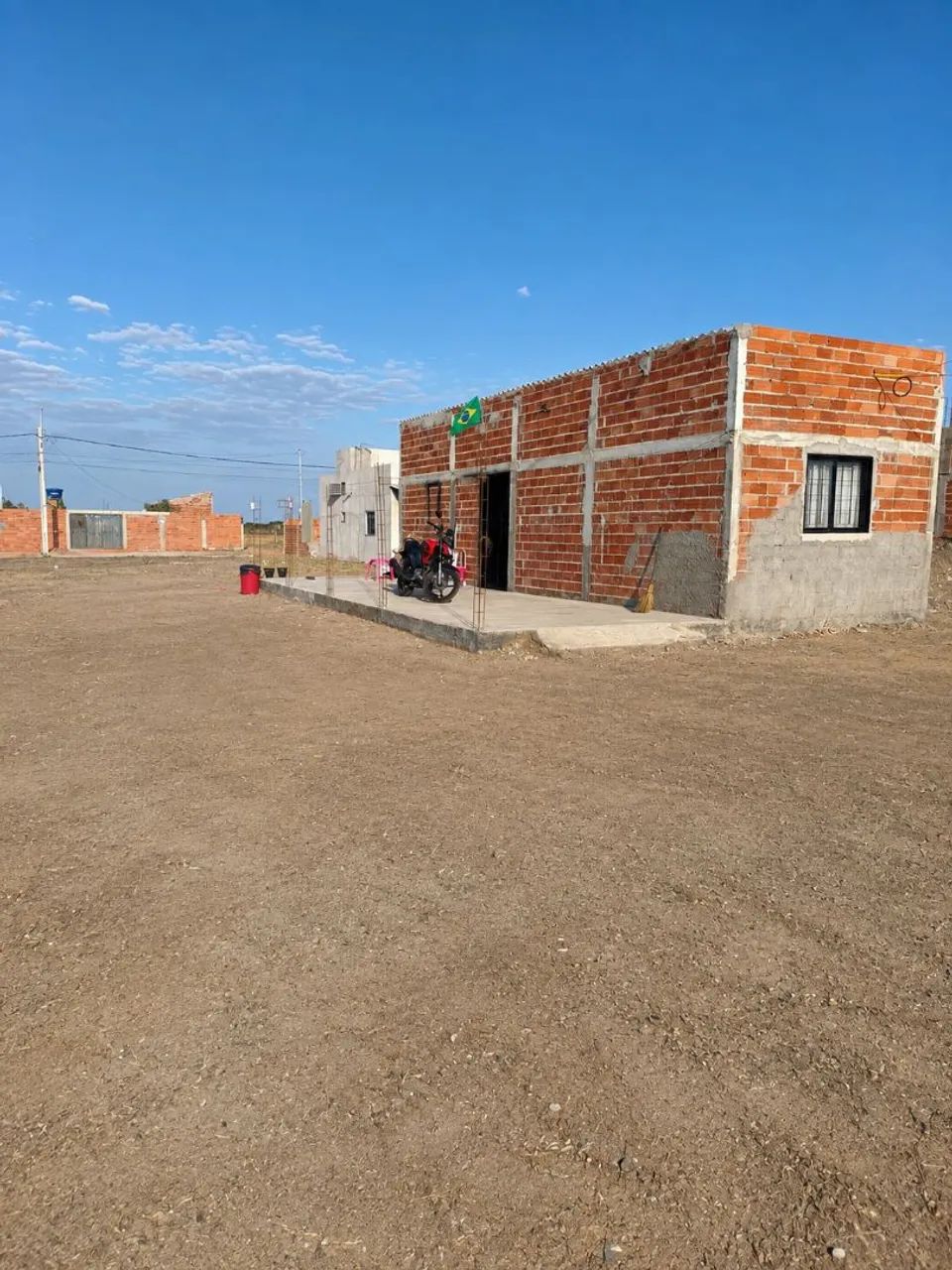 Lote com casa em construção 