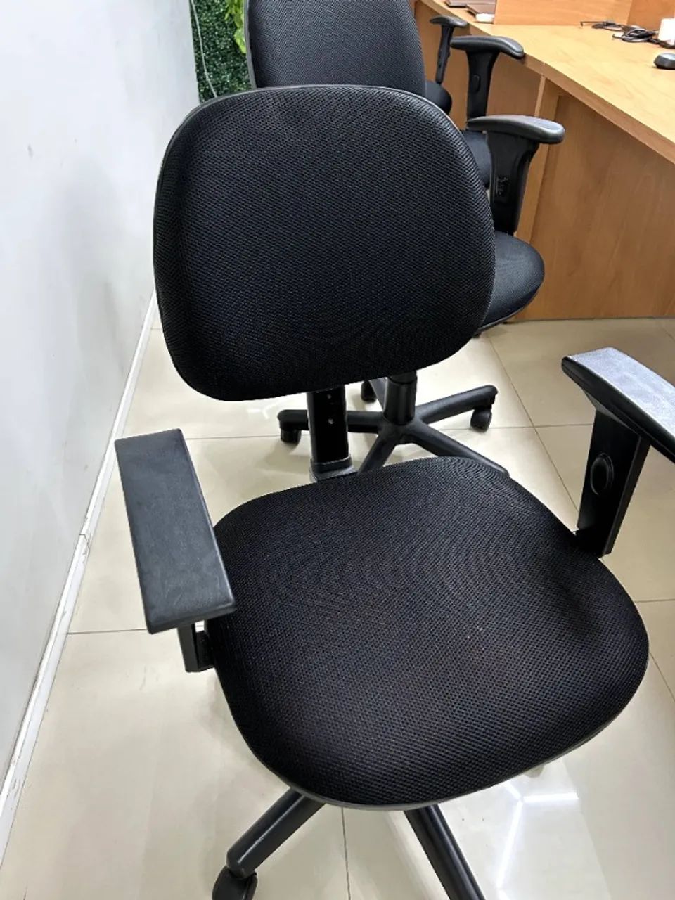 2 Cadeira de escritório R$100,00 a unidade.