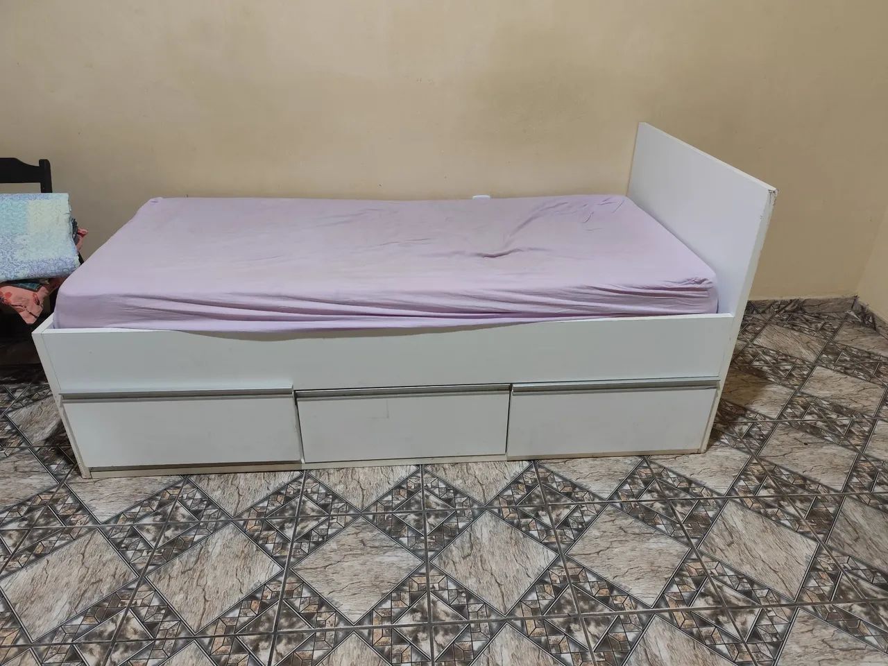 Cama 100% MDF com colchão.
