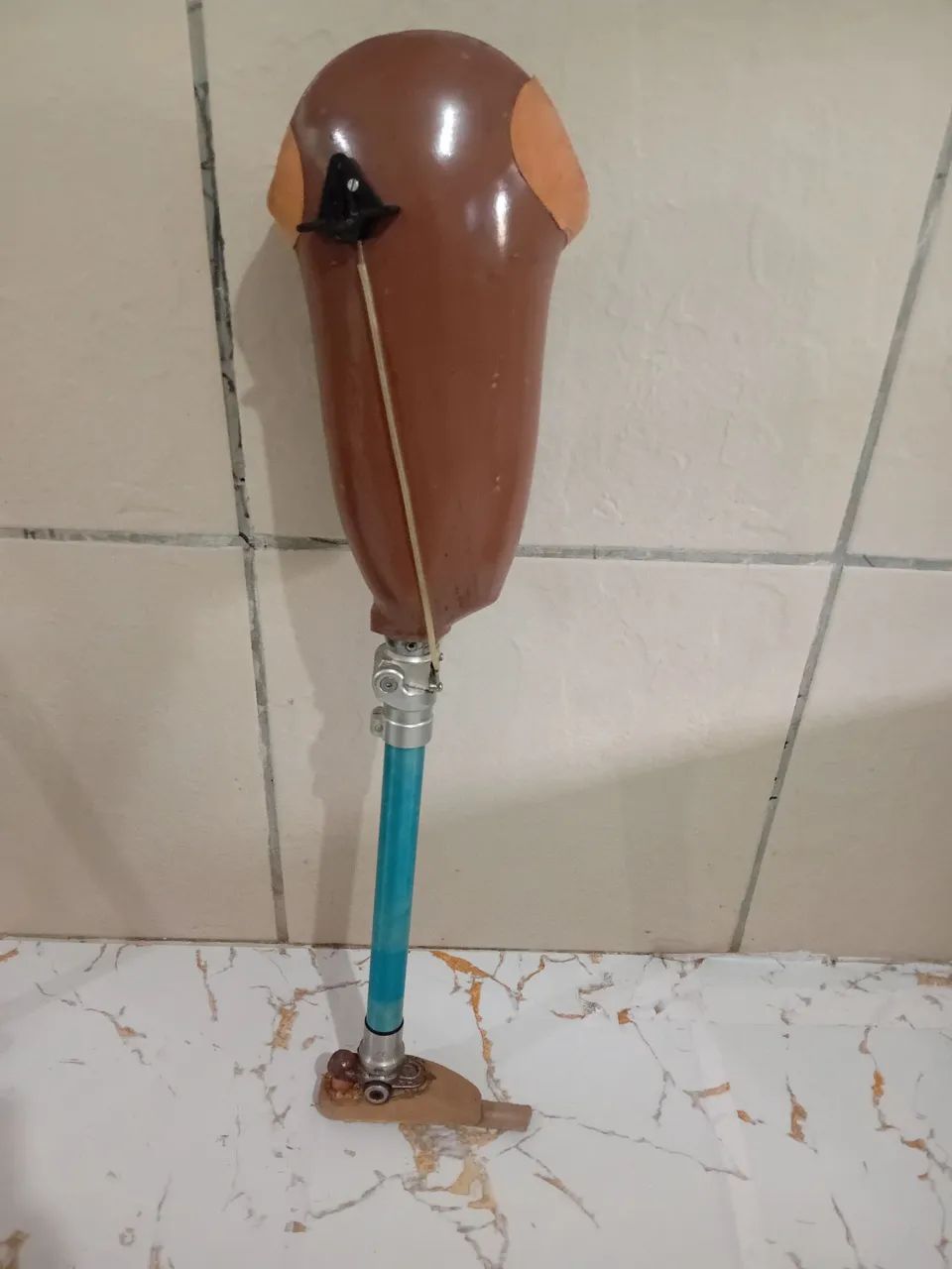 perna mecânica, dobra o joelho (Nunca foi usada). - Foto 2