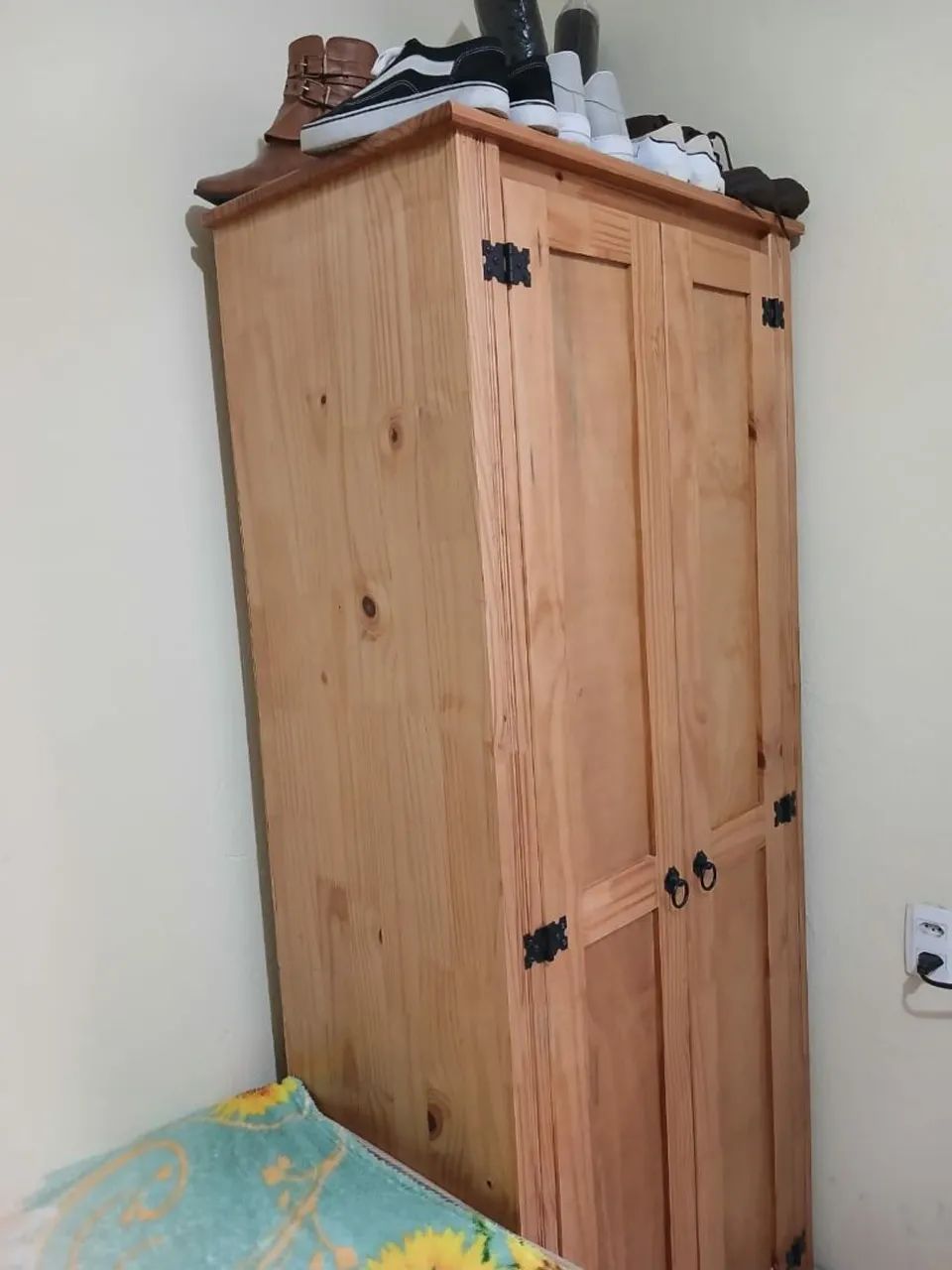 Guarda roupa de madeira 