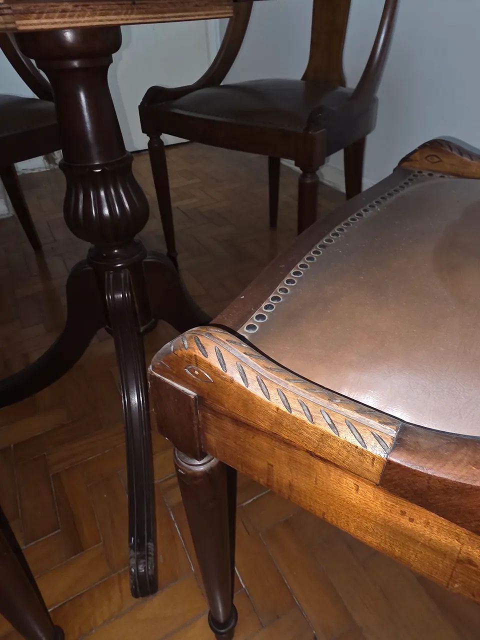 Mesa com 4 gavetas e  4 cadeiras estofadas, para jogo de cartas.  - Foto 2