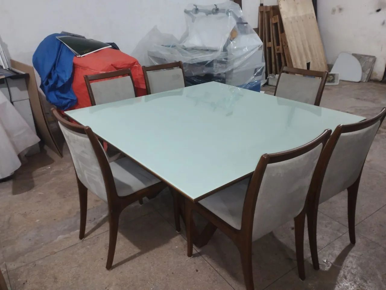 Mesa de vidro laqueado branco com 6 cadeiras estofadas