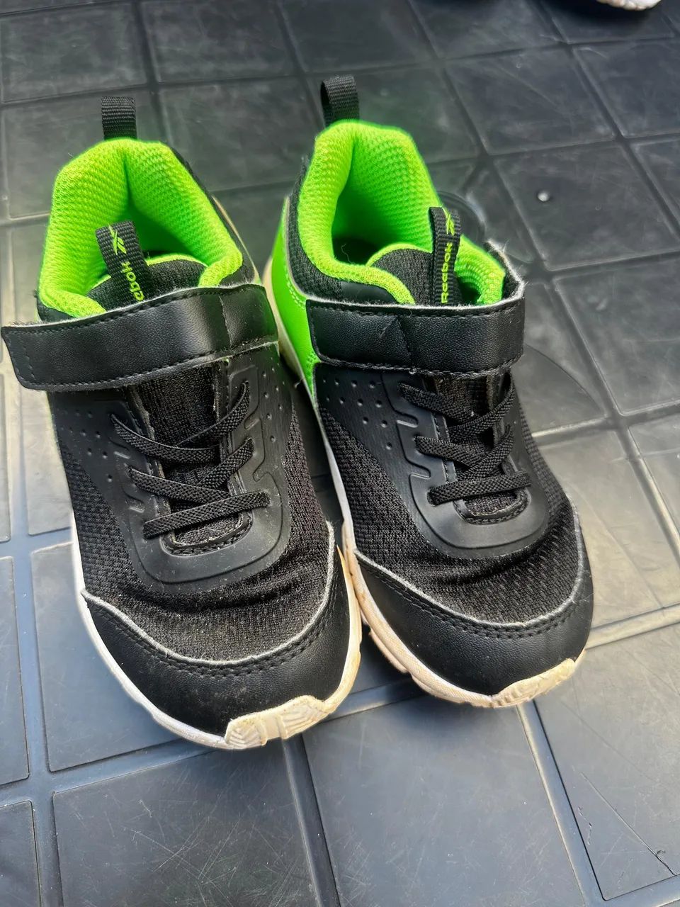 Tênis infantil rebook preto com verde neon  - Foto 3