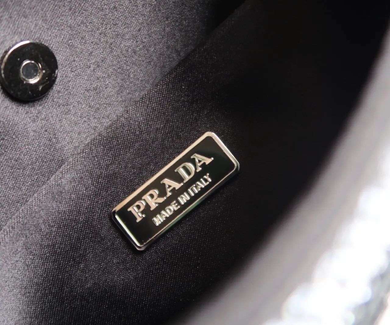 Bolsa Prada Cléo com strass - Foto 5