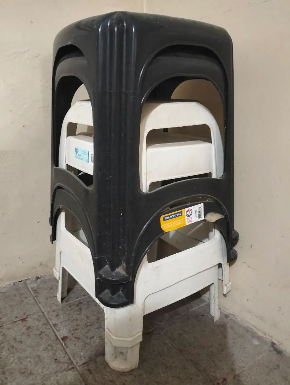 Vendo 4 bancos: 2 brancos e 2 pretos - Foto 3