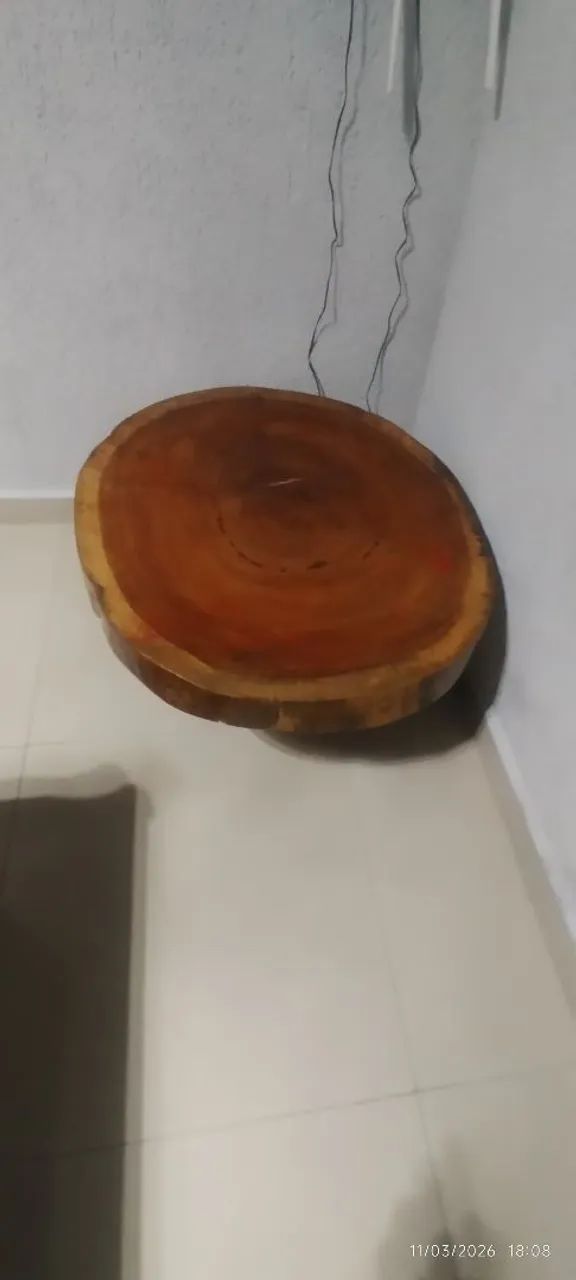 MESA DE CENTRO  MADEIRA MACIÇA.