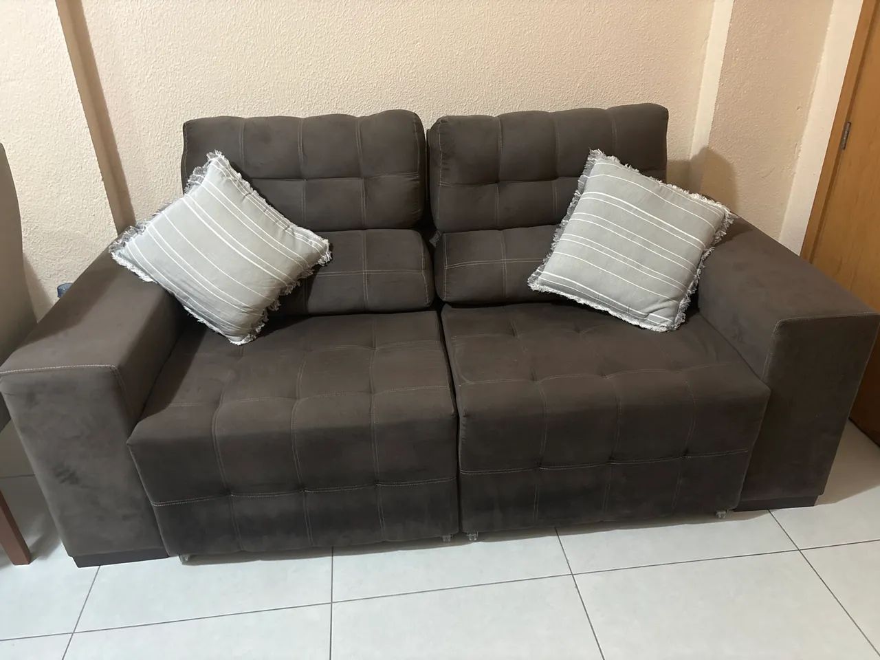 Sofá três lugares retráteis 