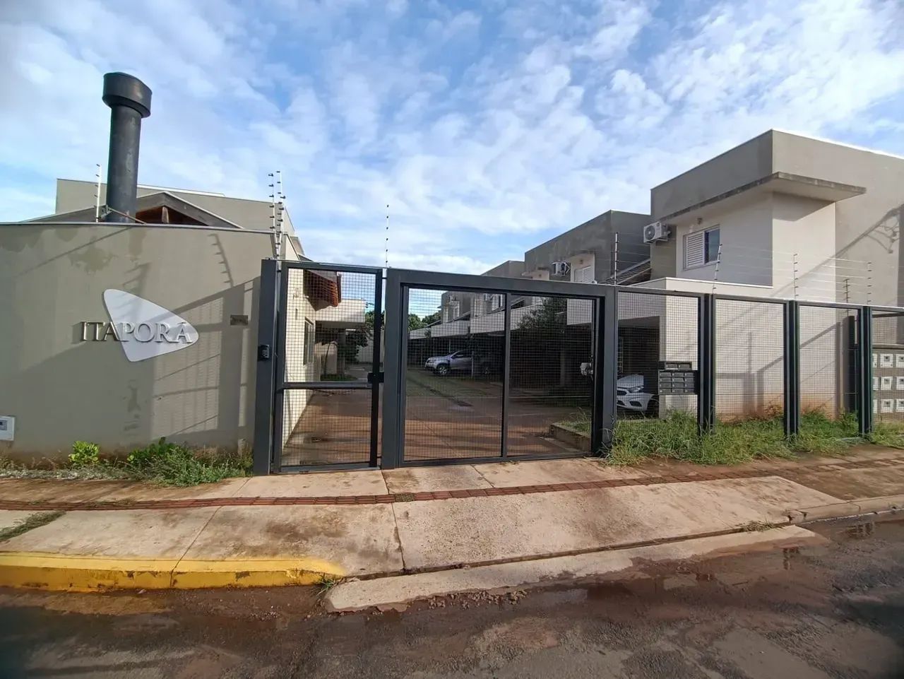 SOBRADO PRÓXIMO AO PQ. DOS PODERES