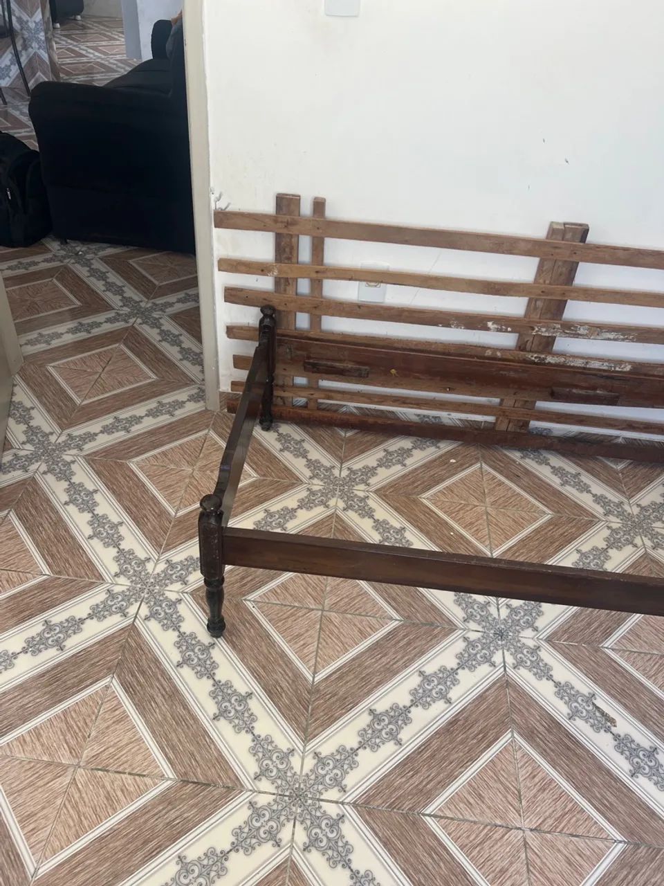 Cama de solteiro antiga de madeira - R$ 450 - Foto 2