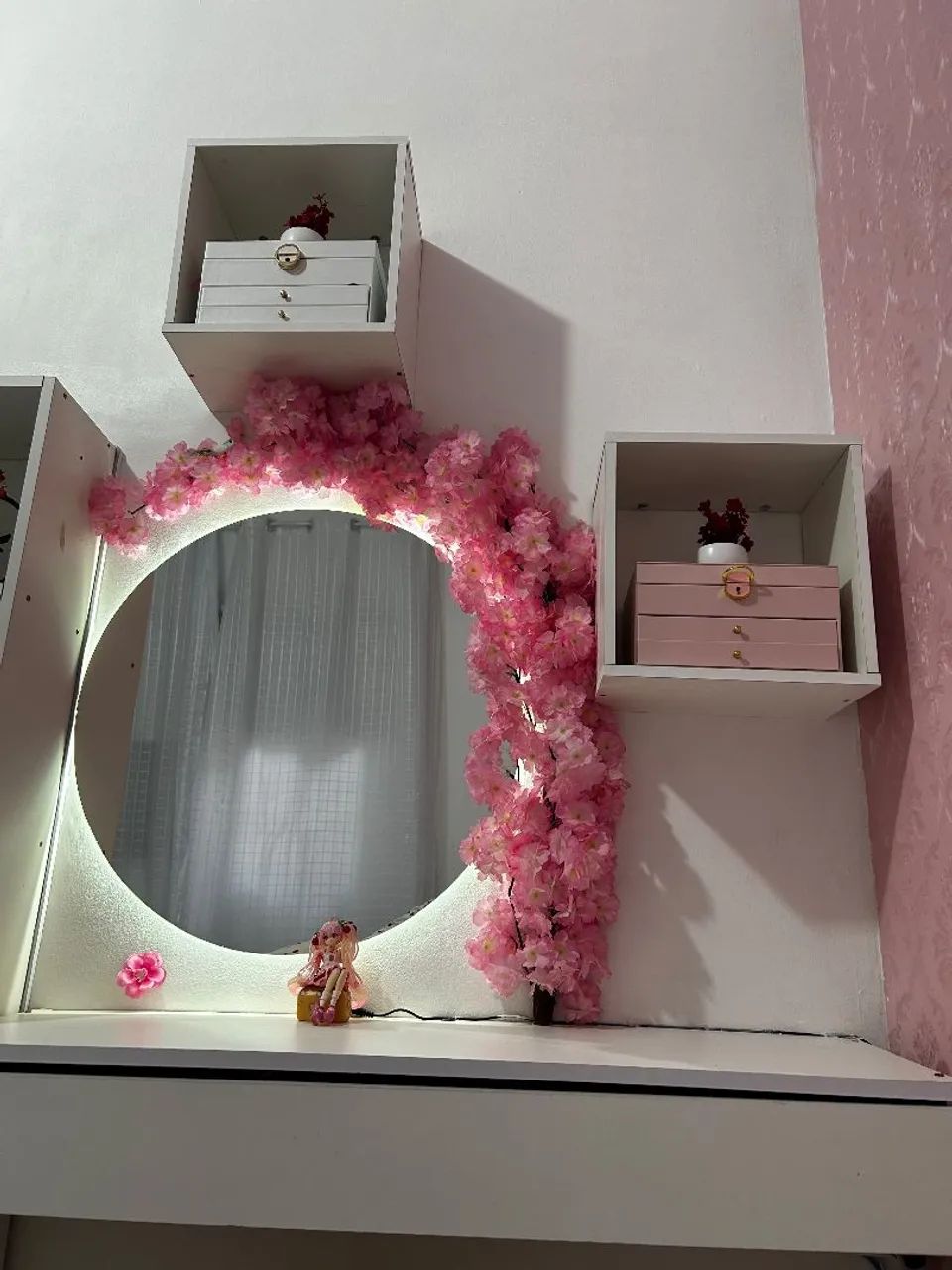 Penteadeira com nichos e banco e arco de flor com espelho com luz - Foto 2