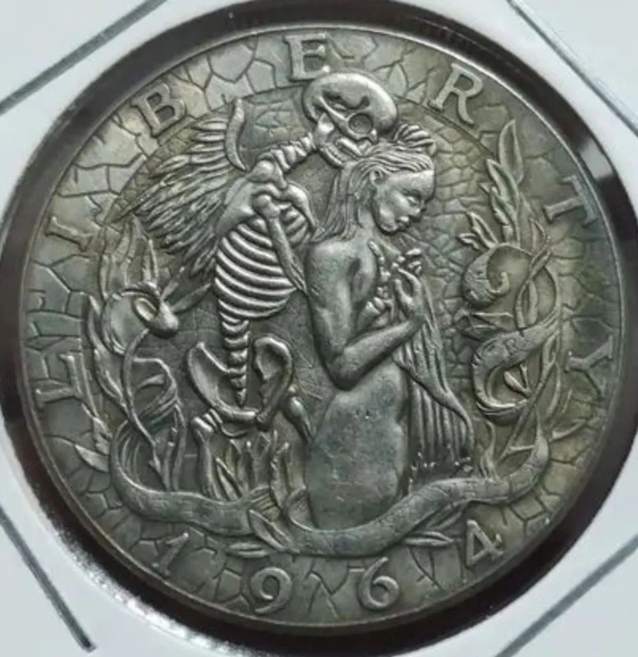 Moeda americana com desenho da mort