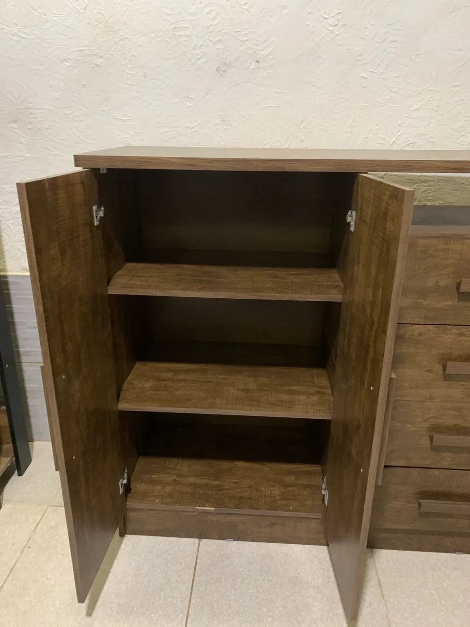 Cômoda 4 gavetas 2 portas 