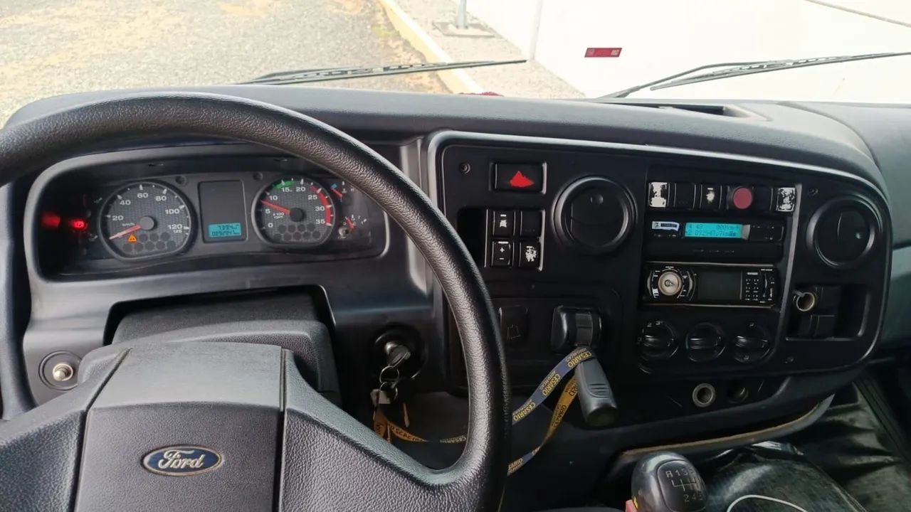 Ford Cargo 2428 - Baú 10 metros  - Foto 7