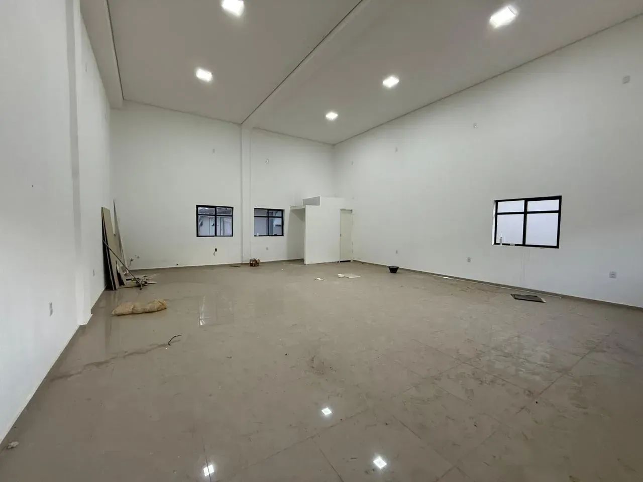 Salão Comercial novo, c/estacionamento e no meio de 100 apartamentos - Foto 3
