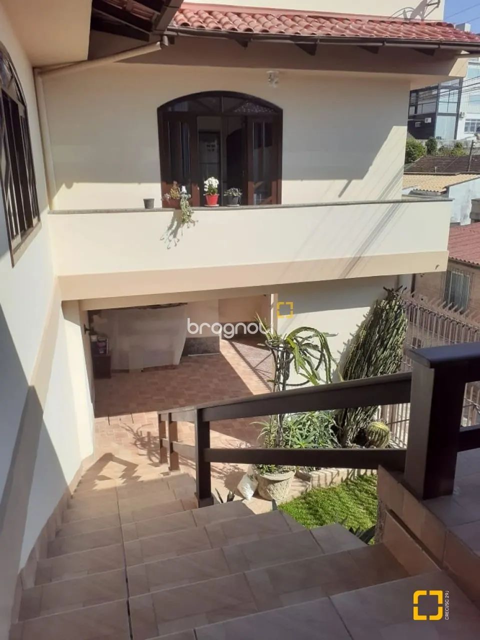 Casa de 3 pavimentos, com 4 dormitórios, sendo 2 suítes - Estreito Florianópolis
