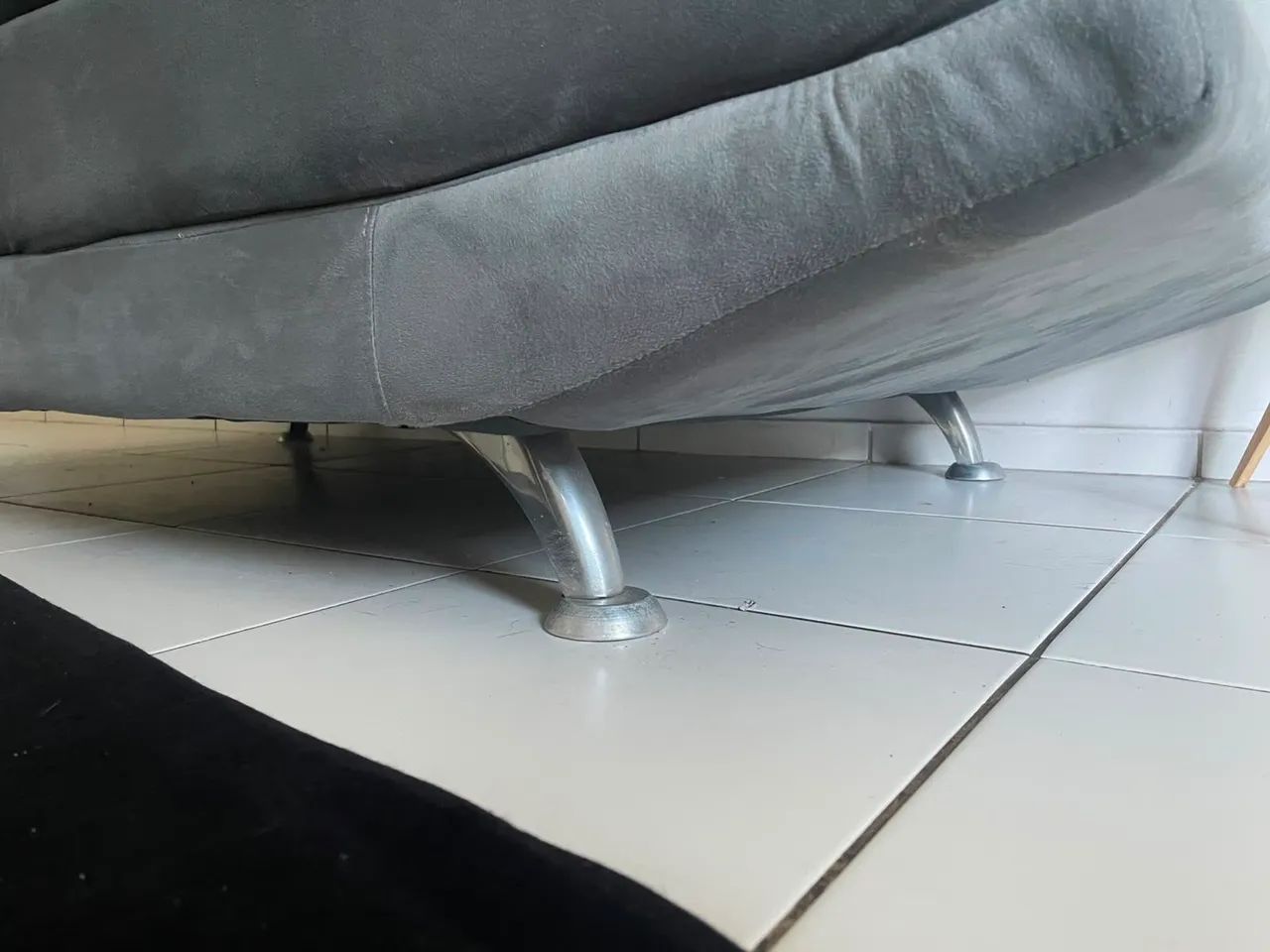 SOFÁ CAMA DE VELUDO CINZA  - Foto 5