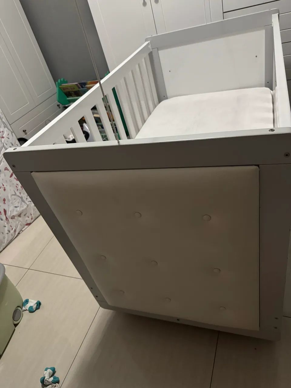 Berço infantil retrô com capitonê mais dossel e saia para berço 