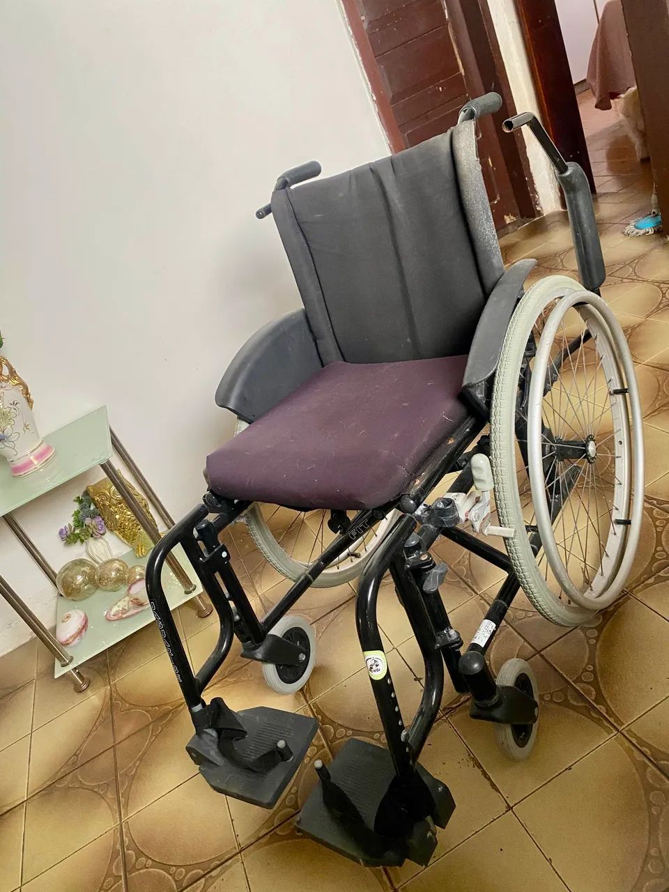 Vendo cadeira de rodas! - Foto 4